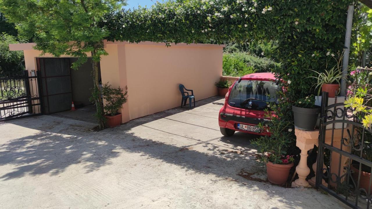Appartement Guest's house "Lindi&Roni" à Ulcinj Extérieur photo